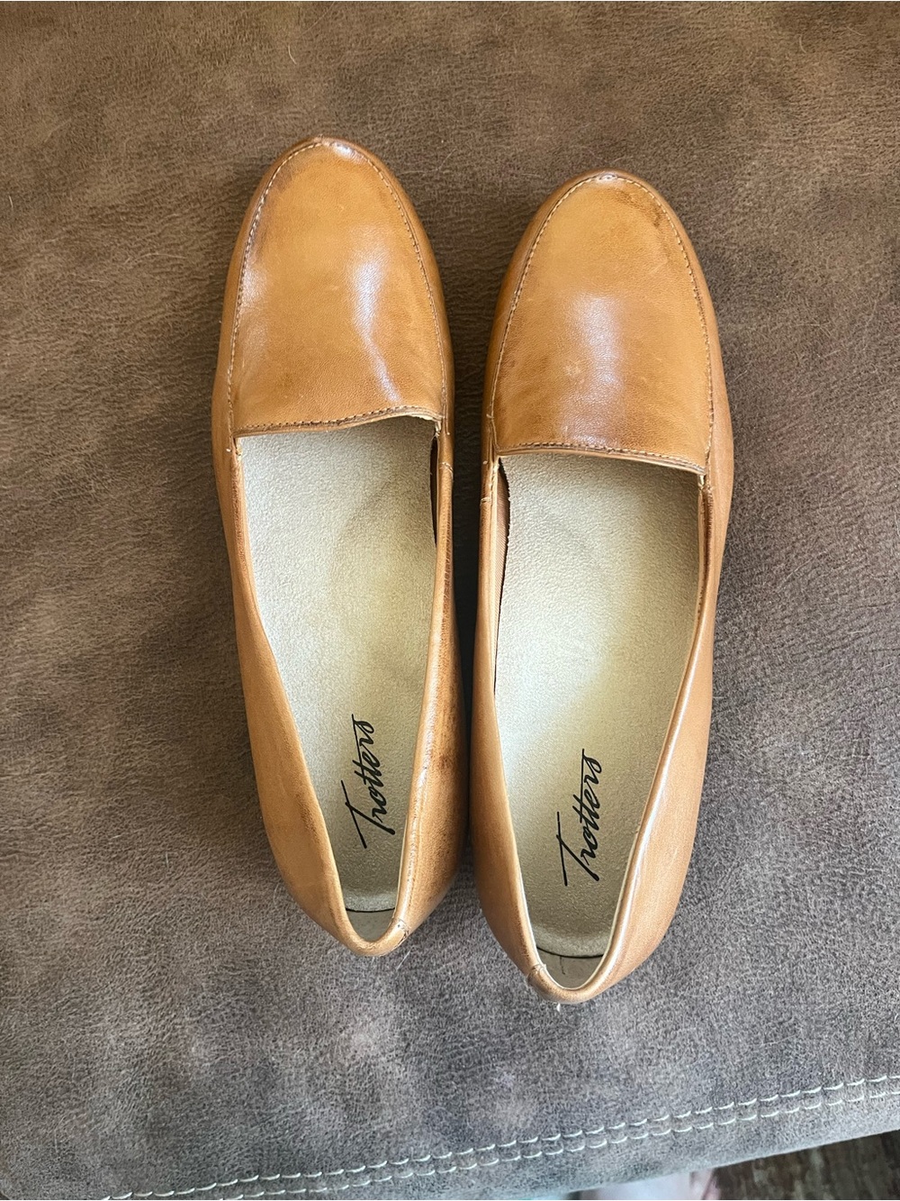 Trotters Women's Tan Leather Slip-On Loafers